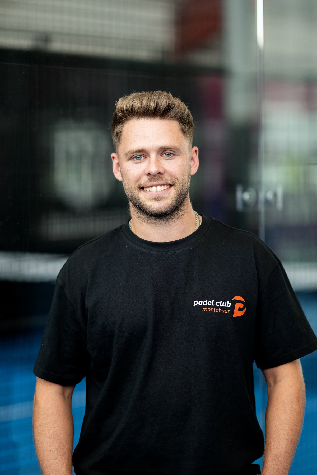 Porträt eines Teammitglieds vom Padel Club Montabaur im Club-Shirt