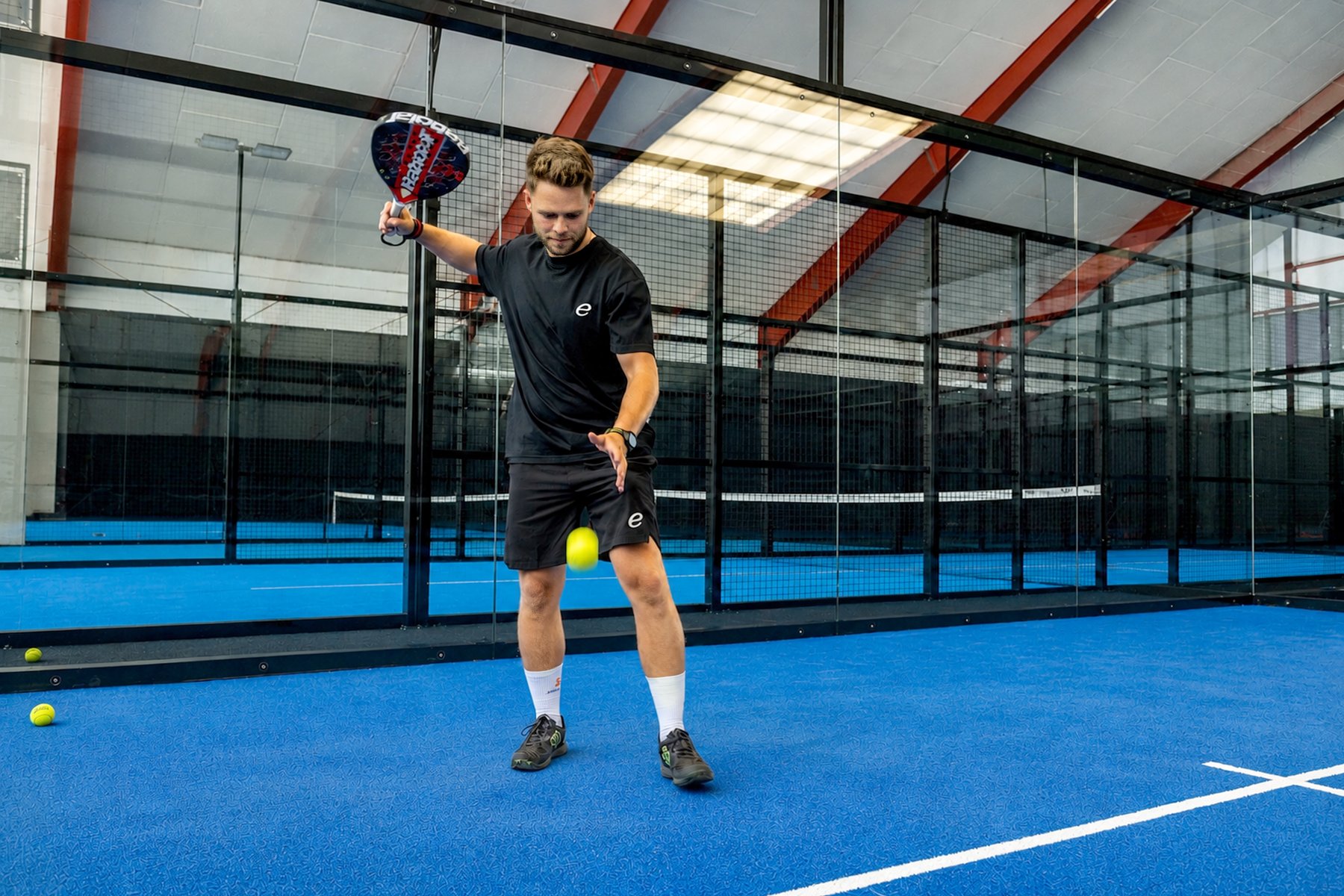 Spieler mit Padel-Schläger auf einem modernen Indoor-Court in Montabaur
